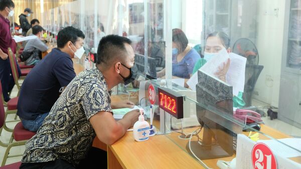 Đối tượng người lao động đề nghị hưởng trợ cấp thất nghiệp chiếm tỷ lệ cao nhất từ 25 - 40 tuổi, trong đó, số người lao động bị mất việc do dịch chiếm hơn 60%
 - Sputnik Việt Nam