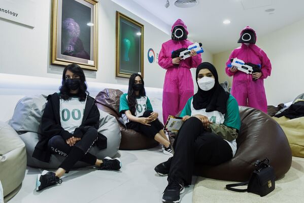 Những người tham gia &quot;Trò chơi con mực&quot; tại Trung tâm Văn hóa Hàn Quốc ở Abu Dhabi, UAE - Sputnik Việt Nam
