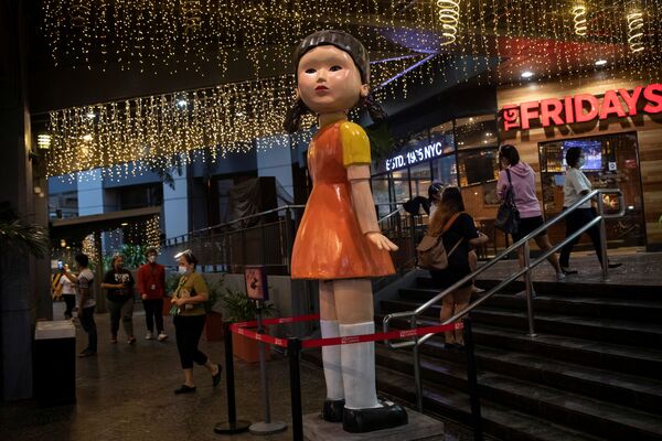 Búp bê cao 3 mét trong &quot;Trò chơi con mực&quot; của Netflix bên ngoài trung tâm mua sắm ở thành phố Quezon, Philippines - Sputnik Việt Nam