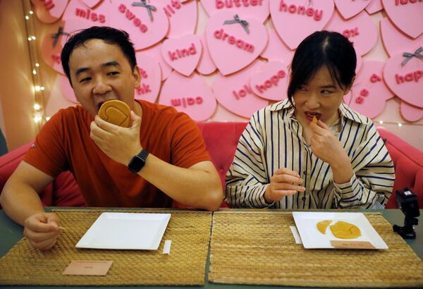 Những người hâm mộ loạt phim nổi tiếng Netflix &quot;Trò chơi con mực&quot; tại Brown Butter Cafe ở Singapore - Sputnik Việt Nam