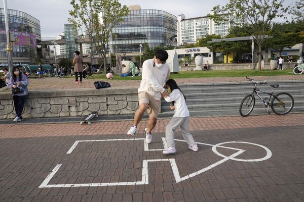 Người đàn ông và con gái chơi &quot;Trò chơi con mực&quot; nguyên bản tại công viên ở Goyang, Hàn Quốc - Sputnik Việt Nam