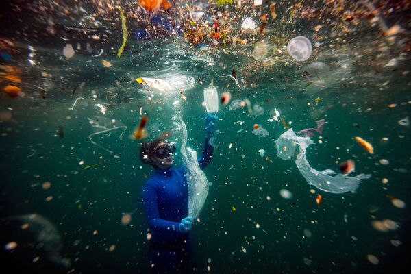 &quot;Mối nguy hiểm mới đối với cuộc sống dưới nước ‘rác thải Covid-19’&quot;, nhiếp ảnh gia Thổ Nhĩ Kỳ Sebnem Coskun, giải 3 trong hạng mục Con người và Thiên nhiên, cuộc thi The Nature Conservancy 2021 - Sputnik Việt Nam