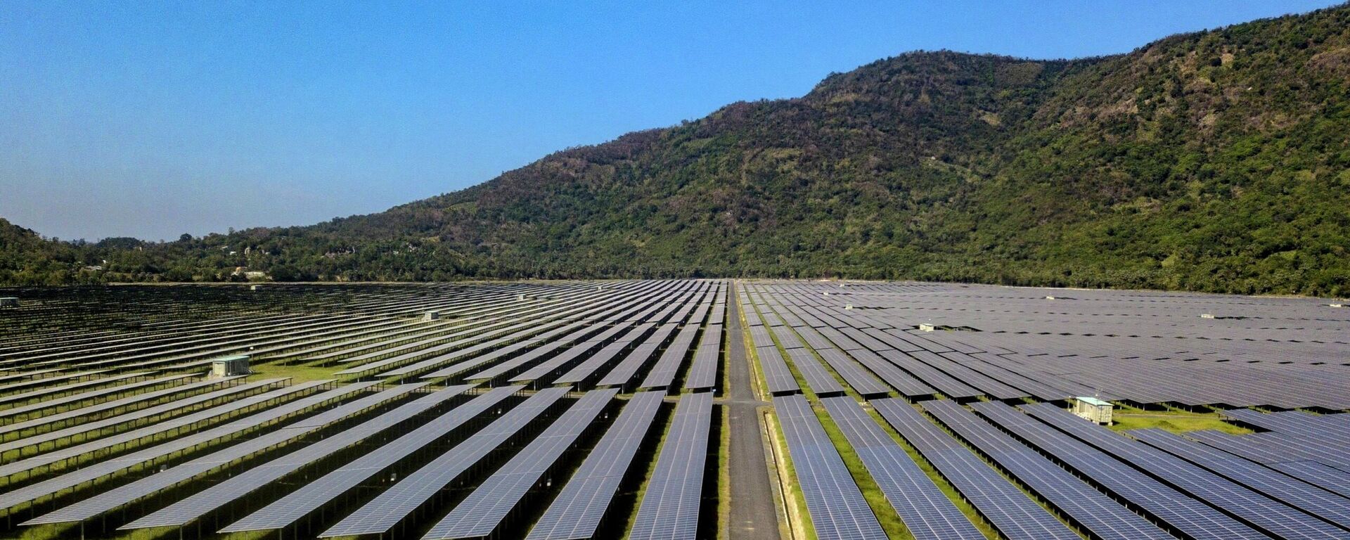 Nhà máy điện mặt trời Sao Mai - An Giang với tổng công suất 210 MWp sẽ đóng góp gần 400 triệu kWh mỗi năm cho lưới điện quốc gia
 - Sputnik Việt Nam, 1920, 14.10.2021