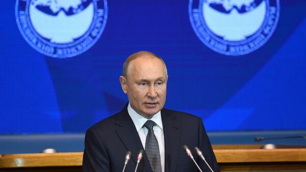 Tổng thống Nga Vladimir Putin phát biểu khai mạc Diễn đàn Phụ nữ Á-Âu lần thứ ba - Sputnik Việt Nam
