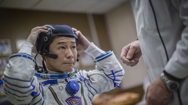 Du khách Yusaku Maezawa sẽ tham gia chuyến bay vào không gian sắp tới mặc thử bộ đồ vũ trụ Sokol - Sputnik Việt Nam