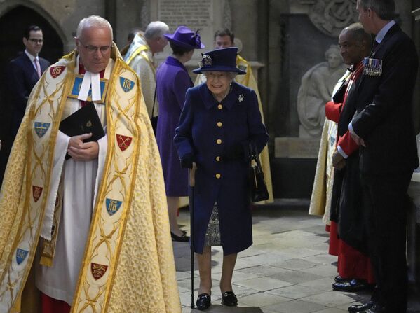 Nữ hoàng Elizabeth II tham dự lễ kỷ niệm 100 năm Quân đoàn Hoàng gia Anh tại Tu viện Westminster ở London - Sputnik Việt Nam