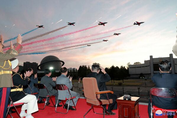 Ông Kim Jong-un theo dõi chuyến bay trình diễn trong lễ khai mạc Triển lãm phát triển quốc phòng «Tự vệ 2021» ở Bình Nhưỡng, Bắc Triều Tiên - Sputnik Việt Nam