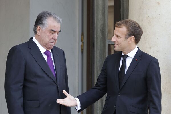 Tổng thống Pháp Emmanuel Macron chào đón Tổng thống Tajikistan Emomali Rahmon đến thăm Paris - Sputnik Việt Nam