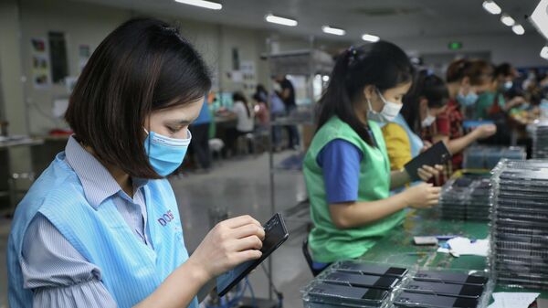 Dây truyền sản xuất tại Công ty TNHH Alpha Green Tech Vina, vốn đầu tư của Hàn Quốc tại khu công nghiệp Hòa Phú, huyện Hiệp Hòa (Bắc Giang) - Sputnik Việt Nam