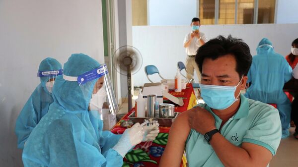 Đến nay, đã có 198.900 công nhân, người lao động đã được tiêm vaccine phòng COVID-19, trong đó tỷ lệ tiêm mũi 1 đạt 74,7%, mũi 2 đạt 22,3%.  - Sputnik Việt Nam