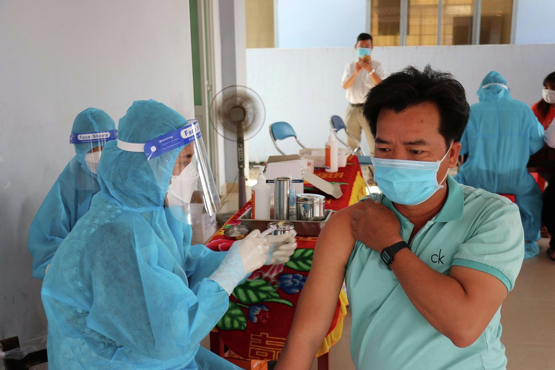 Đến nay, đã có 198.900 công nhân, người lao động đã được tiêm vaccine phòng COVID-19, trong đó tỷ lệ tiêm mũi 1 đạt 74,7%, mũi 2 đạt 22,3%.  - Sputnik Việt Nam, 1920, 29.10.2021