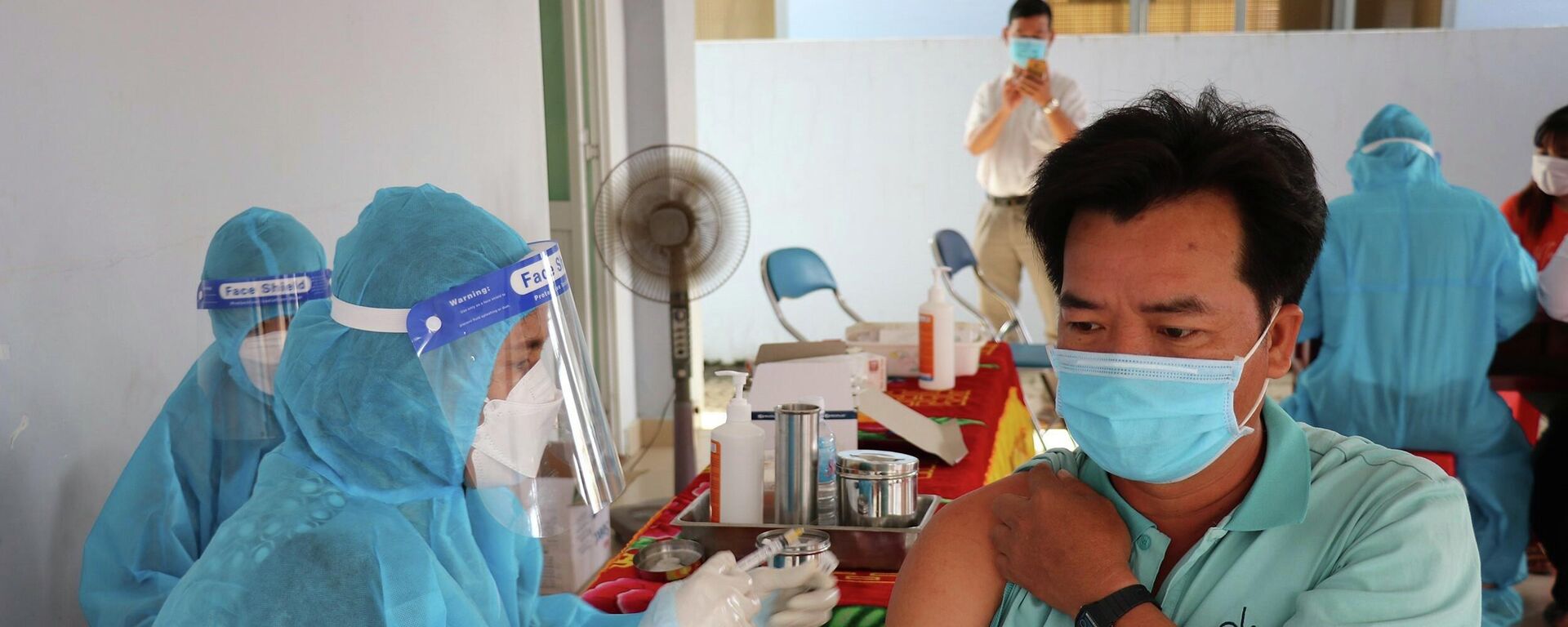 Đến nay, đã có 198.900 công nhân, người lao động đã được tiêm vaccine phòng COVID-19, trong đó tỷ lệ tiêm mũi 1 đạt 74,7%, mũi 2 đạt 22,3%.  - Sputnik Việt Nam, 1920, 17.10.2021