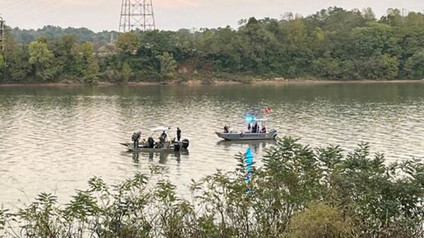 Cảnh sát Mỹ vừa tiến hành trục vớt xác ô tô SUV Nissan Pathfinder chở ba mẹ con gốc Việt đã mất tích dưới sông tại Delhi, bang Ohio cách đây 20 năm - Sputnik Việt Nam