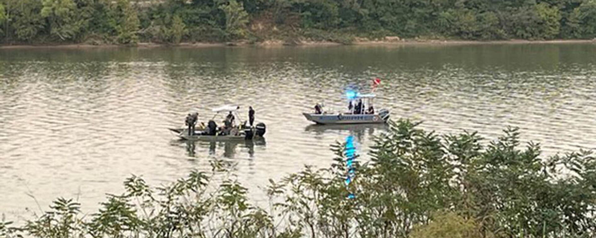 Cảnh sát Mỹ vừa tiến hành trục vớt xác ô tô SUV Nissan Pathfinder chở ba mẹ con gốc Việt đã mất tích dưới sông tại Delhi, bang Ohio cách đây 20 năm - Sputnik Việt Nam, 1920, 18.10.2021