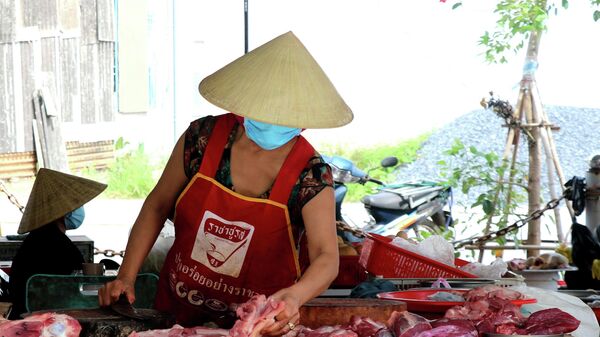 Quầy hàng thịt lợn mở bán ở chợ Phường 5 phục vụ người dân thành phố Đông Hà.
 - Sputnik Việt Nam