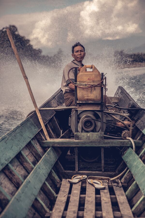 “Người chèo thuyền địa phương ở miền bắc xa xôi Myanmar vượt qua con đường thủy khó khăn”, Rajiv Joshi, lọt vào vòng chung kết hạng mục CON NGƯỜI, cuộc thi National Geographic Traveller Photography Competition 2021 - Sputnik Việt Nam