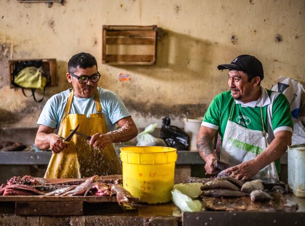 “Tiểu thương làm cá ngay trong chợ”, nhiếp ảnh gia Nic Crilly-Hargrave, giành giải hạng mục THỰC PHẨM &amp; DU LỊCH, cuộc thi National Geographic Traveller Photography Competition 2021 - Sputnik Việt Nam