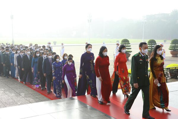 Các đại biểu Quốc hội vào Lăng viếng Chủ tịch Hồ Chí Minh - Sputnik Việt Nam