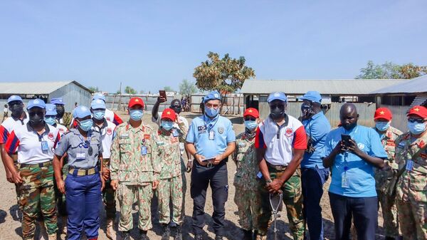Lực lượng GGHB Việt Nam tại Nam Sudan cùng các tổ chức của LHQ tổ chức Ngày hội trồng cây tại các trường tiểu học ở Bentiu. - Sputnik Việt Nam