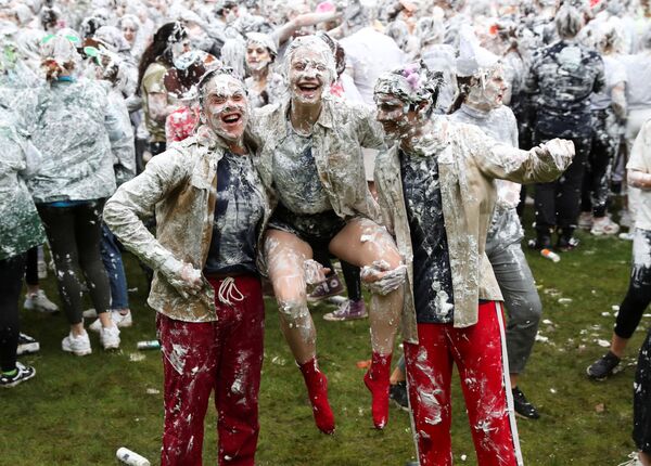Sinh viên Đại học St Andrews vui chơi, phủ đầy bọt tắm trong lễ hội truyền thống , Scotland - Sputnik Việt Nam