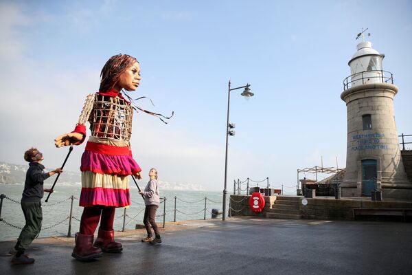 Con rối Little Amal cao 3,5 mét trong hình tượng cô gái Syria ở Folkestone - Sputnik Việt Nam