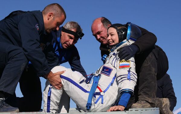 Nữ diễn viên Yulia Peresild sau khi tàu vận tải vũ trụ có người lái Soyuz MS-18 tiếp đất - Sputnik Việt Nam