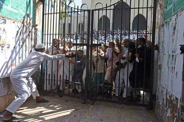Người biểu tình đột nhập vào cổng bị khóa của Nhà thờ Hồi giáo Quốc gia trong cuộc biểu tình sau buổi cầu nguyện hôm thứ Sáu ở Dhaka - Sputnik Việt Nam