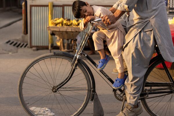Cậu bé ngủ gật trên xe đạp, Kabul, Afghanistan - Sputnik Việt Nam