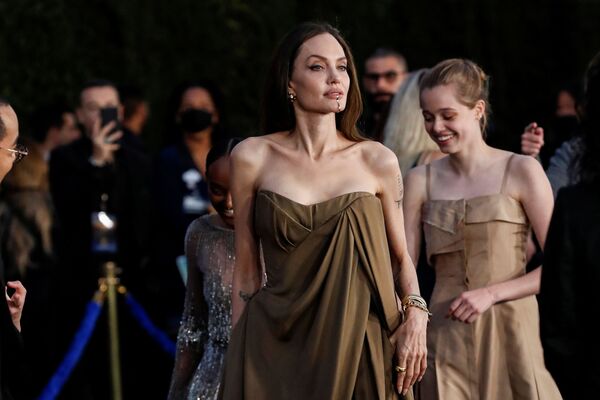 Nữ diễn viên Angelina Jolie cùng các con trong buổi ra mắt phim &quot;The Eternals&quot; ở Los Angeles, Mỹ - Sputnik Việt Nam
