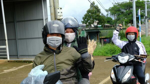 Mỗi ngày có khoảng 100 lượt người dân đi xe máy về các tỉnh phía Nam làm việc - Sputnik Việt Nam