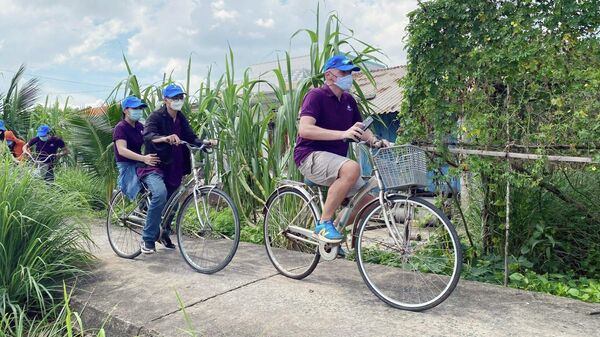Du khách trải nghiệm cảnh đẹp ở các điểm đến như Thạnh An, Thiềng Liềng, Vàm Sát... tại huyện Cần Giờ bằng xe đạp - Sputnik Việt Nam