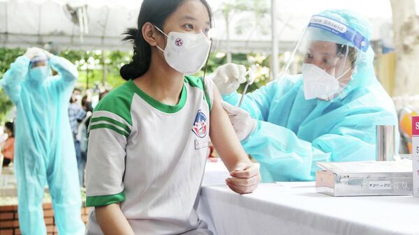Nhân viên y tế tiêm vaccine ngừa COVID-19 cho học sinh tại huyện Củ Chi (TP. Hồ Chí Minh). - Sputnik Việt Nam