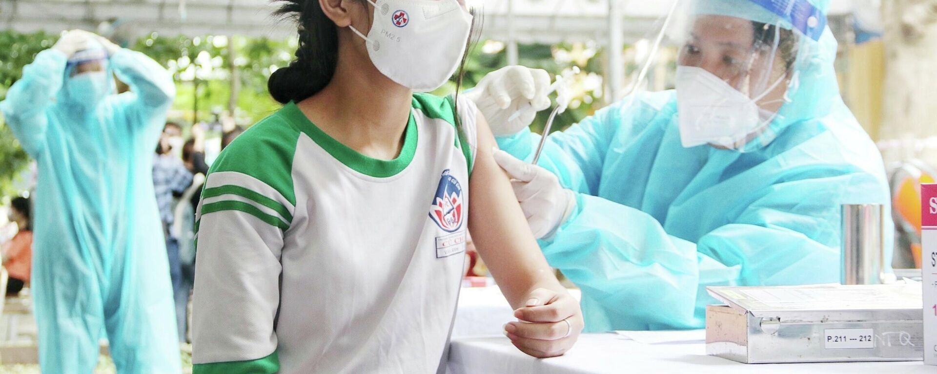 Nhân viên y tế tiêm vaccine ngừa COVID-19 cho học sinh tại huyện Củ Chi (TP. Hồ Chí Minh). - Sputnik Việt Nam, 1920, 23.11.2021