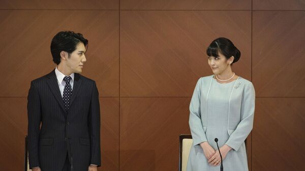 Cựu công chúa Mako cùng vị hôn phu Kei Komuro trong cuộc họp báo sau đám cưới ở Tokyo. - Sputnik Việt Nam