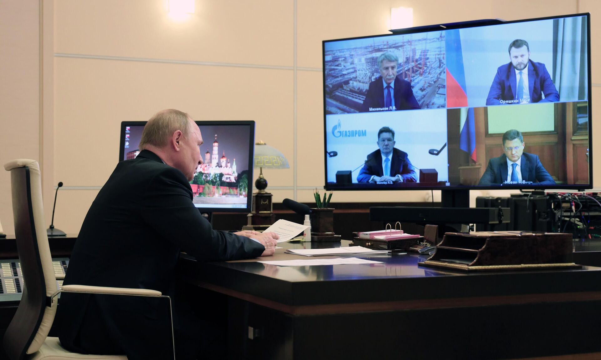 Tổng thống Nga Vladimir Putin chủ trì cuộc họp về phát triển tiềm năng tài nguyên của bán đảo Yamal - Sputnik Việt Nam, 1920, 28.10.2021