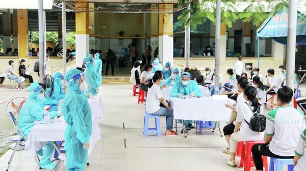 Quang cảnh tiêm vaccine Covid-19 cho học sinh tại huyện Củ Chi ngày 27/10 - Sputnik Việt Nam