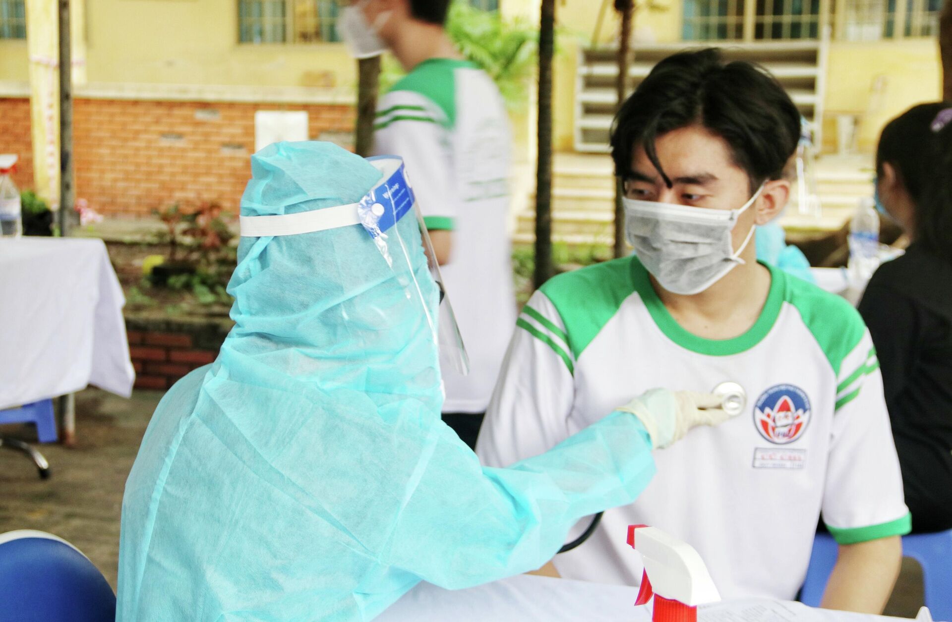 Việt Nam chính thức tiêm vaccine COVID-19 cho đối tượng học sinh - Sputnik Việt Nam, 1920, 29.10.2021