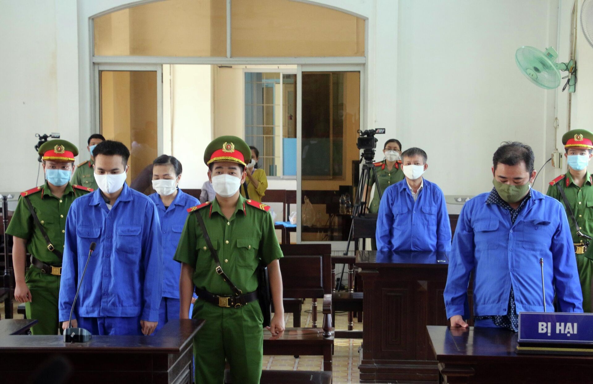 Các bị cáo và bị hại tại phiên tòa sơ thẩm. - Sputnik Việt Nam, 1920, 28.10.2021
