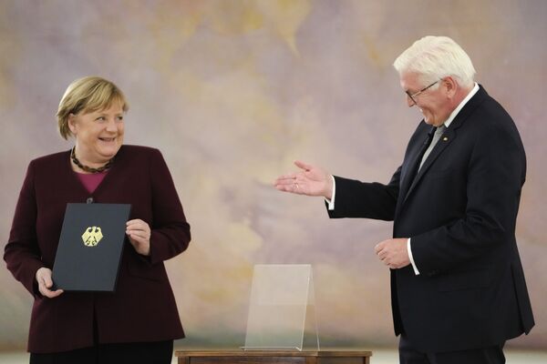 Thủ tướng Đức Angela Merkel nhận giấy chứng nhận thôi chức từ Tổng thống Đức Frank-Walter Steinmeier - Sputnik Việt Nam