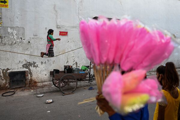 Cô bé giữ thăng bằng trên dây trong tiết mục biểu diễn đường phố ở New Delhi - Sputnik Việt Nam