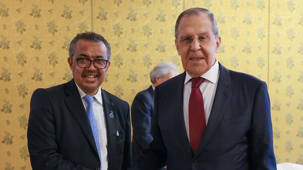 Bộ trưởng Ngoại giao Nga Sergei Lavrov (trái) và CEO của WHO Tedros Adhanom Ghebreyesus trong cuộc gặp bên lề Hội nghị thượng đỉnh G20 ở Roma. - Sputnik Việt Nam