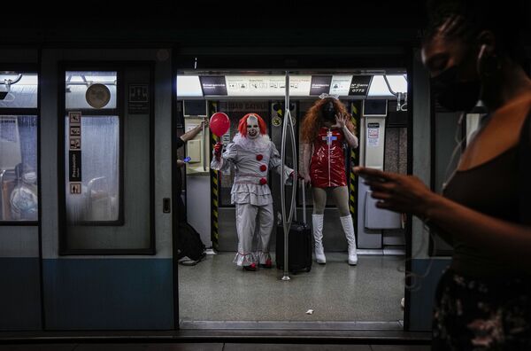 Những người trong trang phục Halloween trên tàu điện ngầm ở Chile - Sputnik Việt Nam