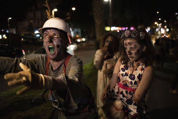 Những người tham gia cuộc diễu hành xác sống (zombie) Halloween ở Israel - Sputnik Việt Nam