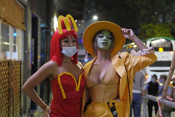 Các cô gái chụp ảnh trong lễ hội Halloween ở Hồng Kông - Sputnik Việt Nam