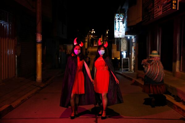 Các cô gái mặc trang phục trong lễ Halloween ở Peru - Sputnik Việt Nam