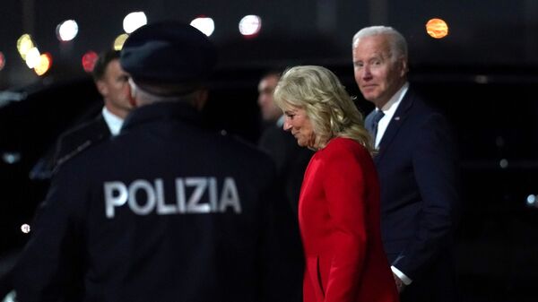 Tổng thống Mỹ Joe Biden và Đệ nhất phu nhân Jill Biden đến sân bay Fiumicino để tham dự Hội nghị thượng đỉnh G20 - Sputnik Việt Nam