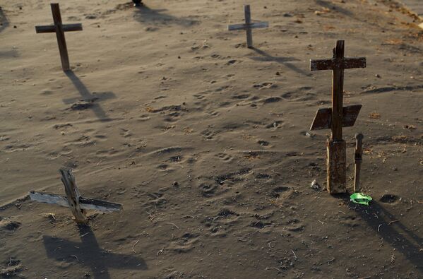 Những ngôi mộ và thánh giá phủ đầy tro sau vụ phun trào núi lửa trên đảo Palma - Sputnik Việt Nam
