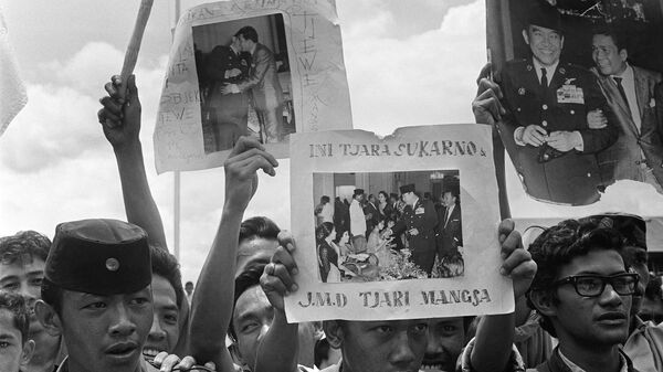 Sinh viên Indonesia biểu tình chống Tổng thống Sukarno, năm 1967 - Sputnik Việt Nam