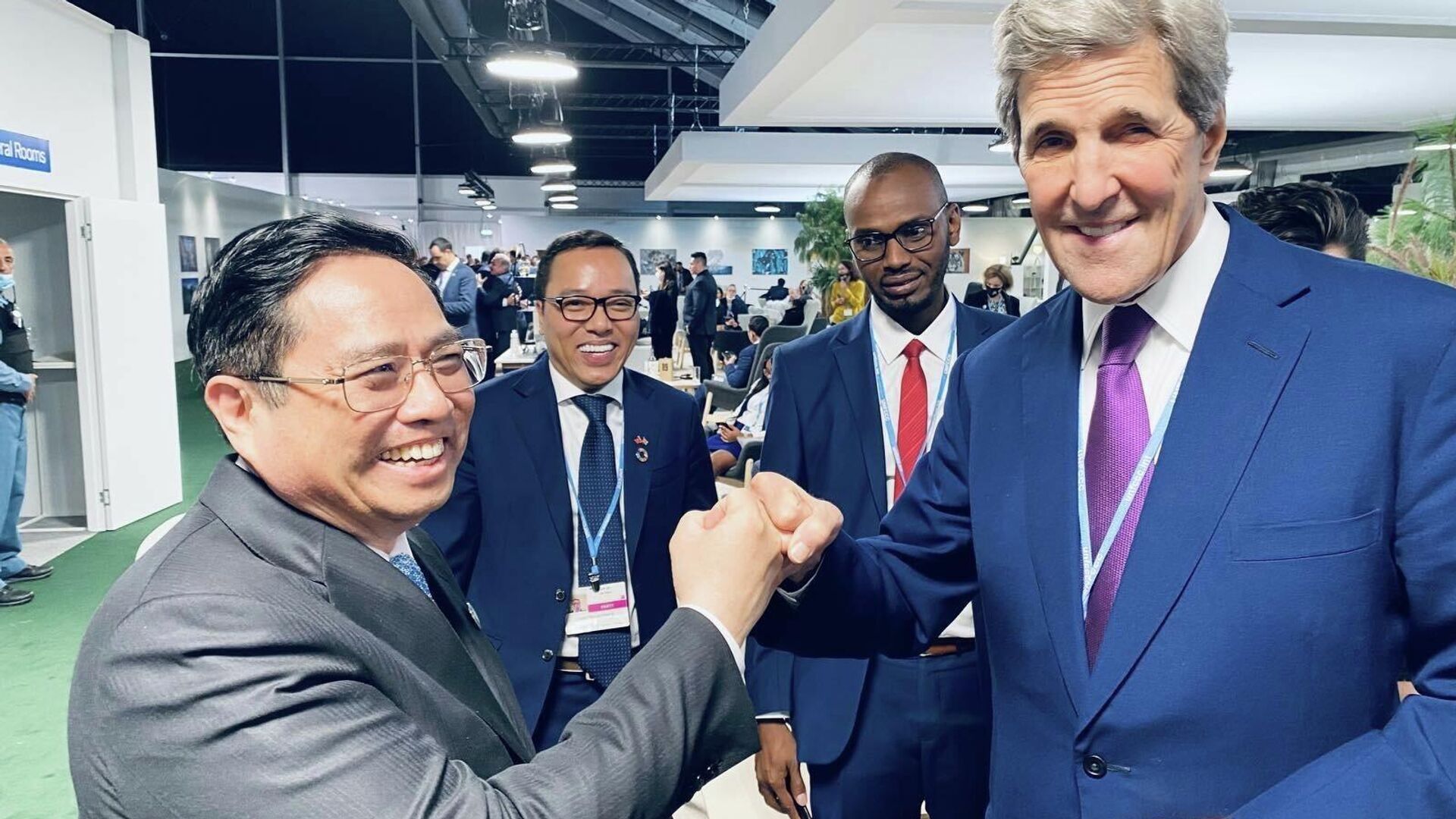 Thủ tướng Phạm Minh Chính gặp Đặc phái viên của Tổng thống Hoa Kỳ về biến đổi khí hậu John Kerry - Sputnik Việt Nam, 1920, 04.11.2021