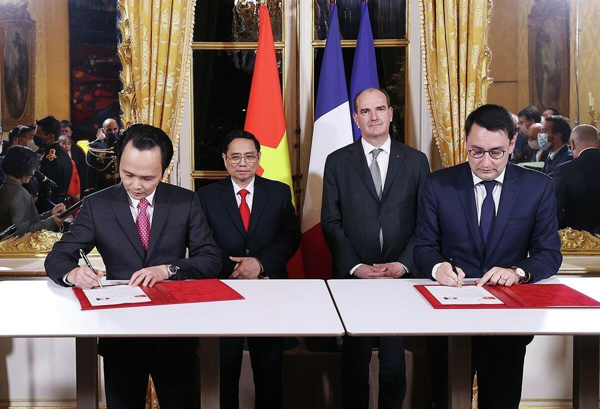 Thủ tướng Phạm Minh Chính và Thủ tướng Pháp Jean Castex chứng kiến lễ ký văn kiện hợp tác giữa Bamboo Airlines và Safran - Sputnik Việt Nam, 1920, 04.11.2021